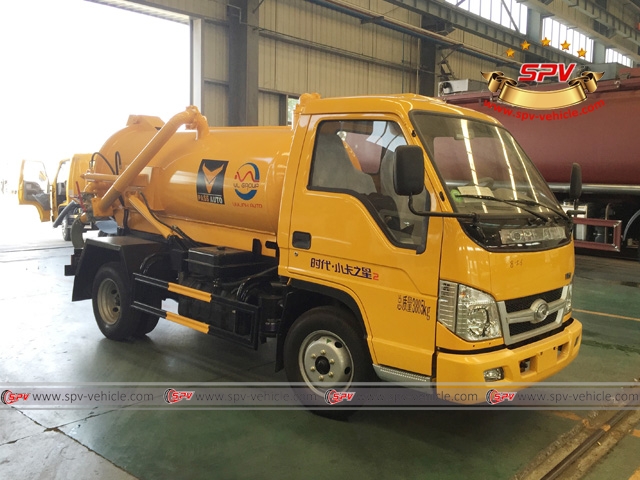 Right Front View of 3,000 Liters Sewage Tanker